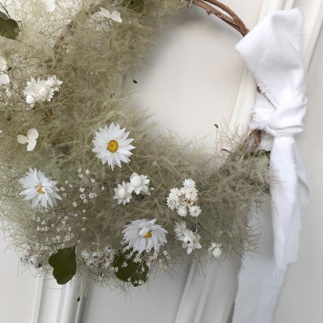 白い小花とスモークツリーの三日月リース　ドライフラワーリース