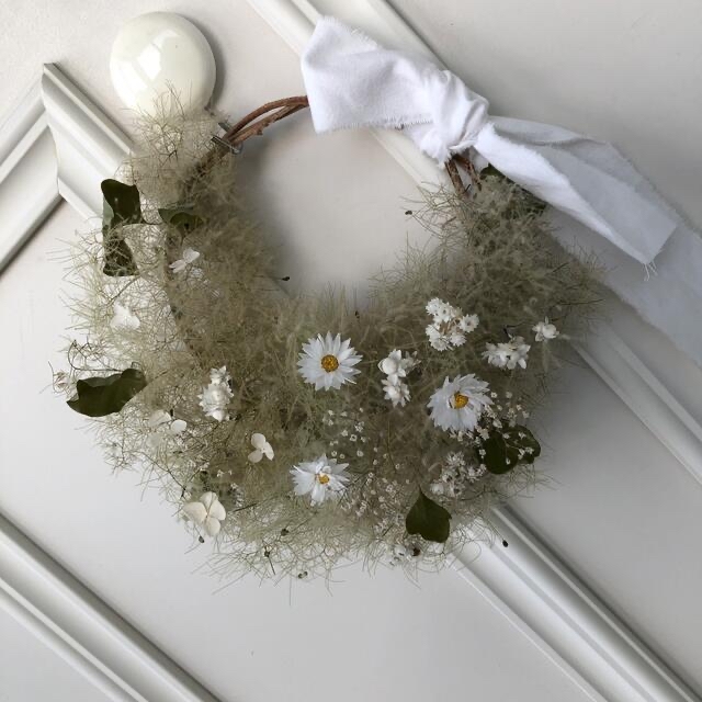 白い小花とスモークツリーの三日月リース　ドライフラワーリース