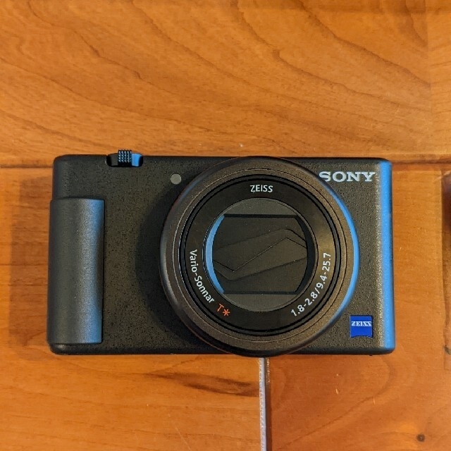 SONY(ソニー)のsony VLOGCAM ZV1　純正予備バッテリー付き スマホ/家電/カメラのカメラ(コンパクトデジタルカメラ)の商品写真