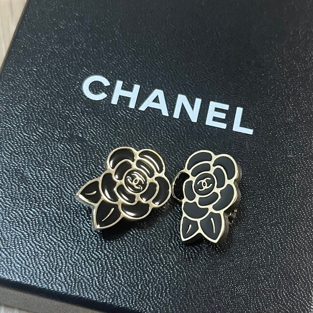 CHANEL(シャネル)の【美品・送料込】CHANEL イヤリング レア カメリア ブラック ココマーク レディースのアクセサリー(イヤリング)の商品写真