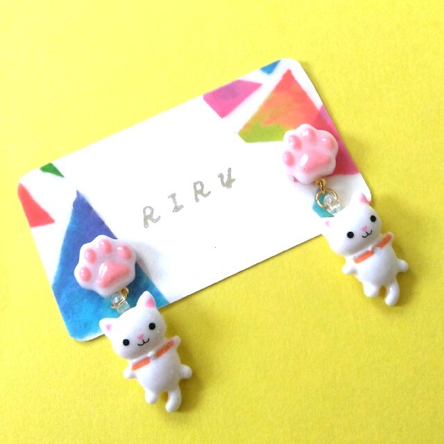 No.163 レジン 白猫 肉球 ピアス イヤリングの通販 by Riry's shop|ラクマ