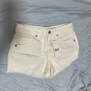 ジーユー(GU)のGU デニム　ホワイト　ショートパンツ　タグ付き新品　美品(ショートパンツ)