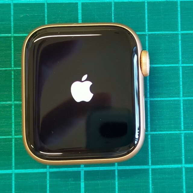 Apple Watch(アップルウォッチ)のアップル Apple Watch SE 40mm ゴールドアルミ スターライトス スマホ/家電/カメラのスマートフォン/携帯電話(その他)の商品写真