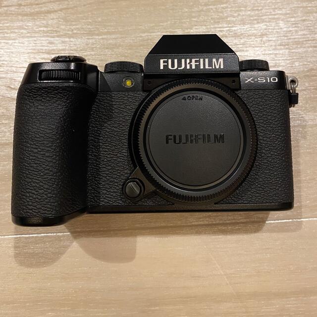 富士フイルム(フジフイルム)のFUJIFILM X-S10 ダブルズームレンズキット スマホ/家電/カメラのカメラ(ミラーレス一眼)の商品写真