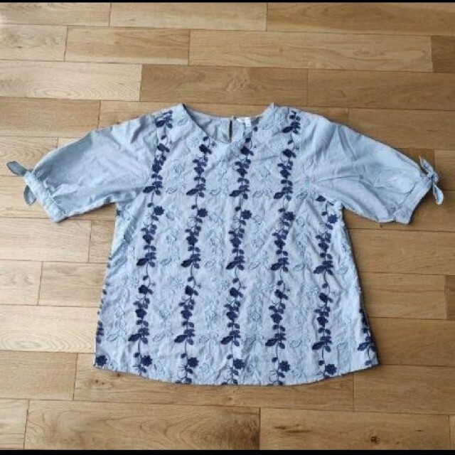 LL　ブルー　シャツ ブラウス 配色　刺しゅう　袖リボンデザインブラウス レディースのトップス(シャツ/ブラウス(半袖/袖なし))の商品写真