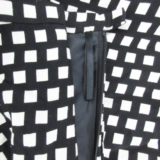 STRAWBERRY-FIELDS(ストロベリーフィールズ)のストロベリーフィールズ フレアスカート ひざ丈 総柄 ブラック 黒 レディースのスカート(ひざ丈スカート)の商品写真