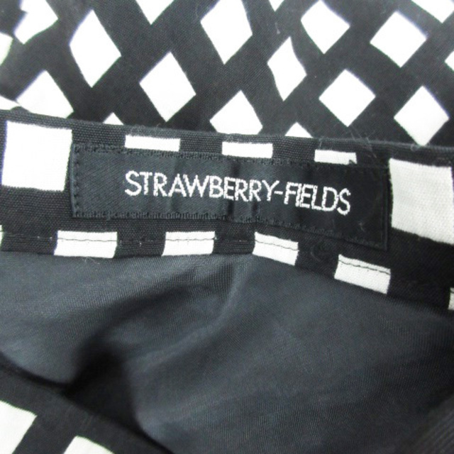 STRAWBERRY-FIELDS(ストロベリーフィールズ)のストロベリーフィールズ フレアスカート ひざ丈 総柄 ブラック 黒 レディースのスカート(ひざ丈スカート)の商品写真