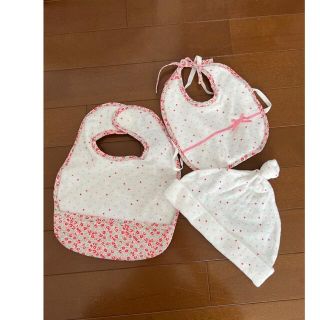 赤ちゃんの城(綿100%)3点セット　ベビーお食事用前掛け　スタイ　帽子　　(ベビースタイ/よだれかけ)