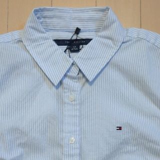 トミーヒルフィガー(TOMMY HILFIGER)のタグ付き新品未使用 トミーヒルフィガー ストライプ シャツ ライトブルー(シャツ/ブラウス(半袖/袖なし))