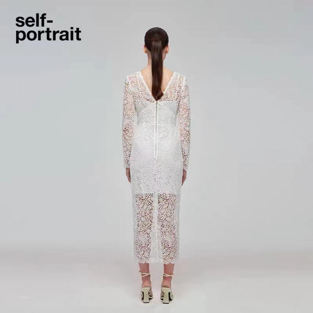 SELF PORTRAIT(セルフポートレイト)の❤️正規品Selfportrait22新品タグ付き★白ロングワンピース　ドレス　 レディースのワンピース(ロングワンピース/マキシワンピース)の商品写真