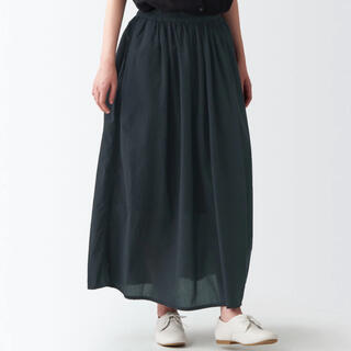 ムジルシリョウヒン(MUJI (無印良品))の無印良品 洗いざらし強撚ギャザースカート ブラック(ロングスカート)