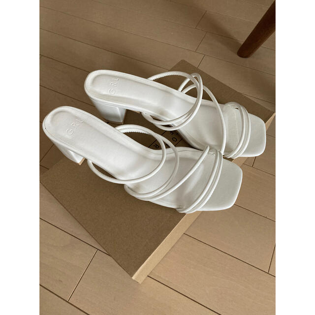 GRL(グレイル)のグレイル　スクエアトゥ　ラインヒールサンダル　GRL  白　L  ホワイト レディースの靴/シューズ(サンダル)の商品写真