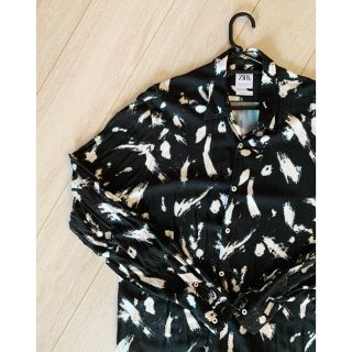 ザラ(ZARA)のZARA 総柄アート 長袖 黒シャツ デザイン(シャツ)