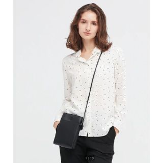 ユニクロ(UNIQLO)の(未使用)ユニクロ レーヨンプリントブラウス（ドット・長袖）(シャツ/ブラウス(長袖/七分))