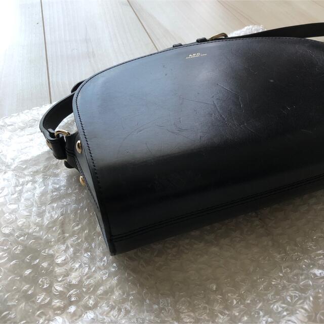 A.P.C(アーペーセー)の最終値下　APC ハーフムーン　ショルダーバッグ レディースのバッグ(ショルダーバッグ)の商品写真