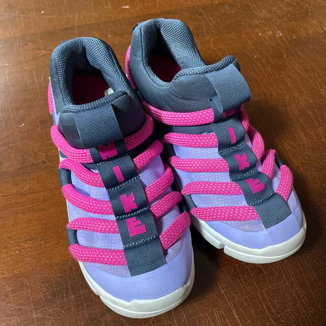 NIKE(ナイキ)のNIKE キッズ　女の子　スリッポン キッズ/ベビー/マタニティのキッズ靴/シューズ(15cm~)(スニーカー)の商品写真