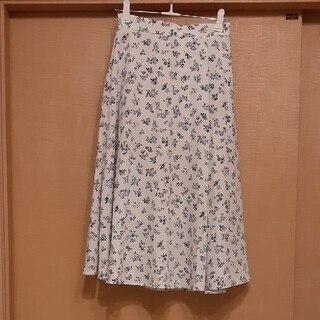 ジーユー(GU)のGU清楚系お花柄ホワイトスカート(ひざ丈スカート)