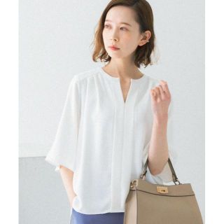 アーバンリサーチロッソ(URBAN RESEARCH ROSSO)の完売品 新品タグ付き ROSSO WEB限定 フレアスリーブタックブラウス 白(シャツ/ブラウス(半袖/袖なし))