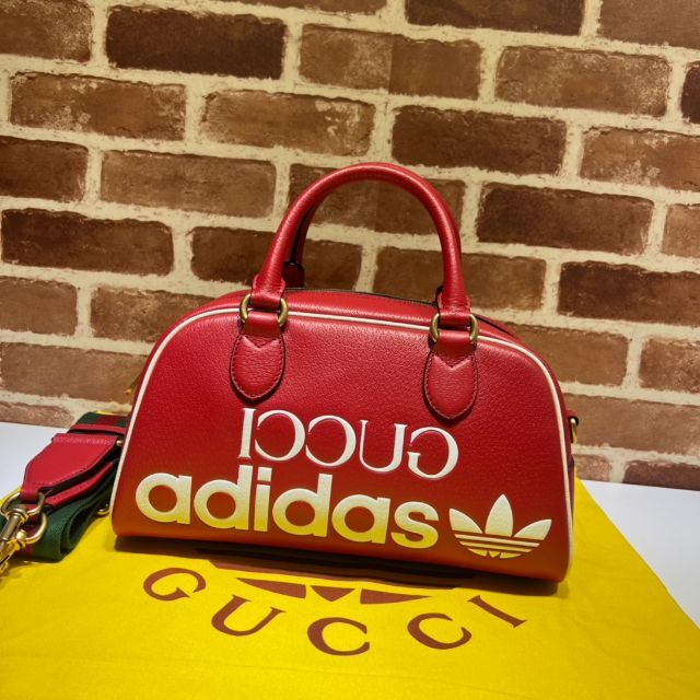 Gucci - GUCCI adidas コラボ　ミニダッフルバッグ　レッド