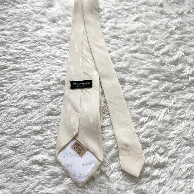 Saint Laurent(サンローラン)のイヴ・サンローラン　ネクタイ　ロゴ柄　総柄　シルク100%  ホワイト メンズのファッション小物(ネクタイ)の商品写真