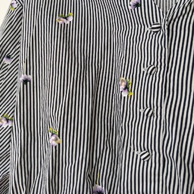 natural couture(ナチュラルクチュール)のNatural　Couture ストライプ　花柄　ブラウス レディースのトップス(シャツ/ブラウス(長袖/七分))の商品写真