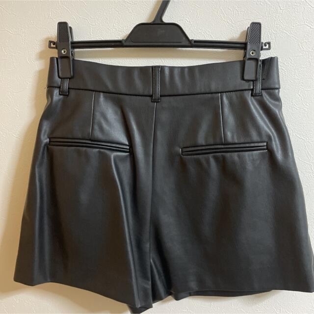 zara レザーショートパンツ キュロット　黒