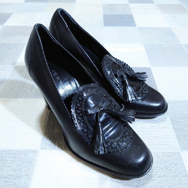 VIKTOR&ROLF(ヴィクターアンドロルフ)のVICTOR&ROLF イタリア製 タッセル ヒール パンプス ブラック レディースの靴/シューズ(ハイヒール/パンプス)の商品写真