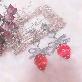 【再販♡高品質♡】レッドいちごシルバーリボンクリスタルハートピアス　イヤリング(ピアス)