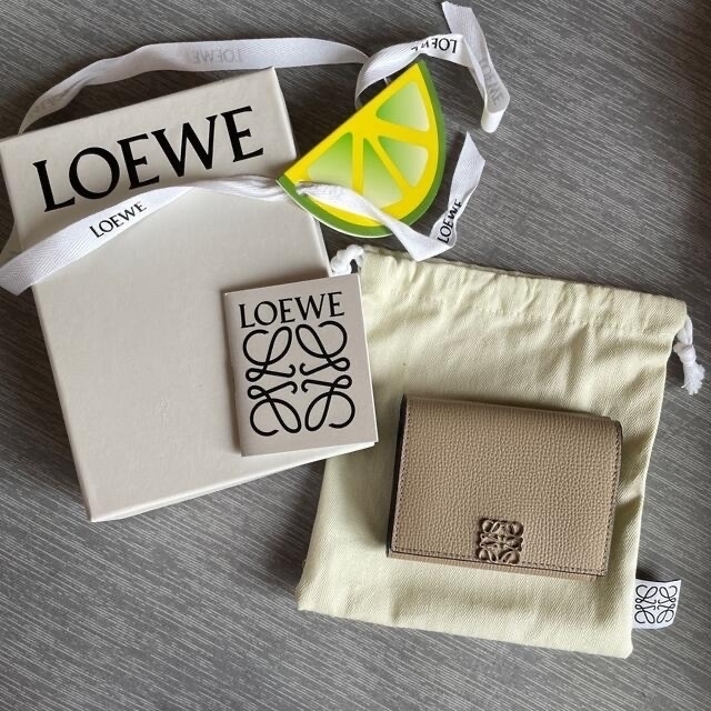 LOEWE(ロエベ)の美品★LOEWE ｱﾅｸﾞﾗﾑﾄﾗｲﾌｫｰﾙﾄﾞｳｫﾚｯﾄ レディースのファッション小物(財布)の商品写真