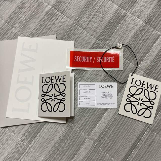 LOEWE(ロエベ)の美品★LOEWE ｱﾅｸﾞﾗﾑﾄﾗｲﾌｫｰﾙﾄﾞｳｫﾚｯﾄ レディースのファッション小物(財布)の商品写真