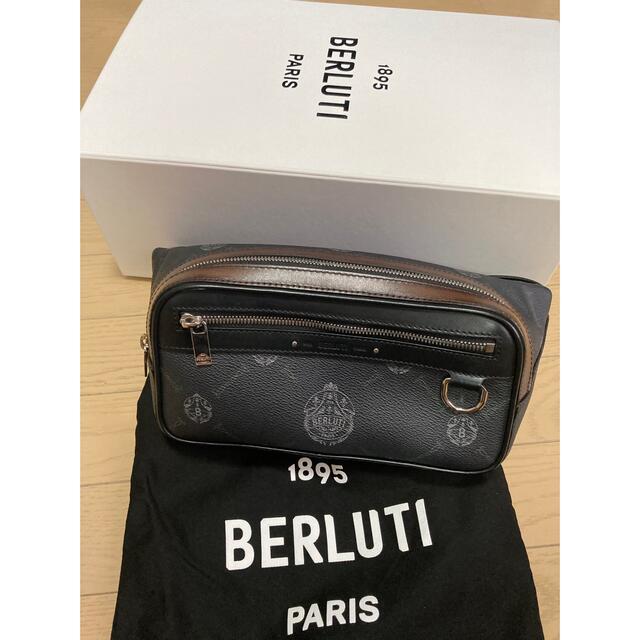 驚きの価格が実現! Berluti - メッセンジャーバッグ キャンバス