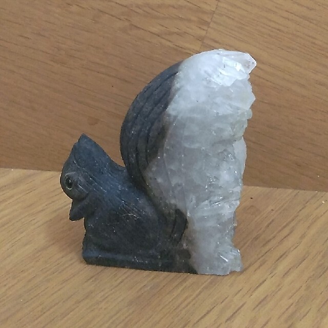 リス　天然石　シッポが水晶クラスター