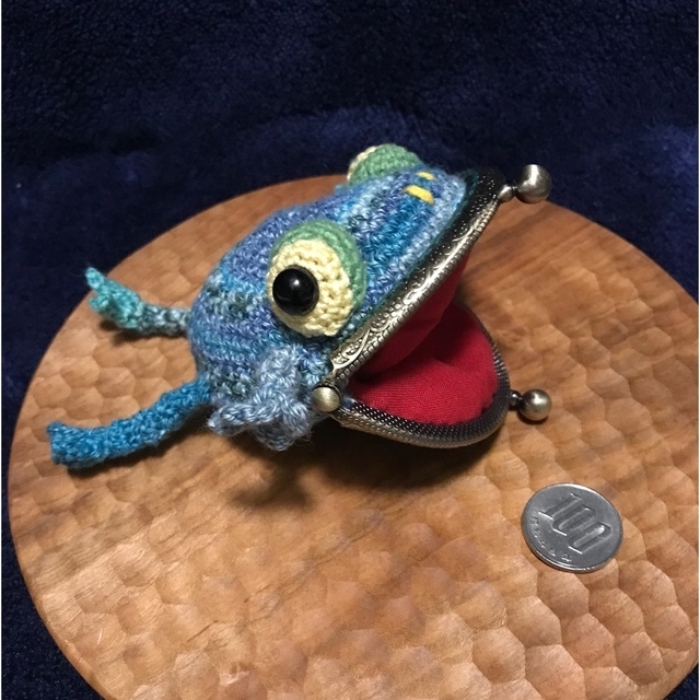 Step-dyed yarnのあみぐるみ カエルちゃんのがまぐち　チャームおまけ ハンドメイドのファッション小物(財布)の商品写真