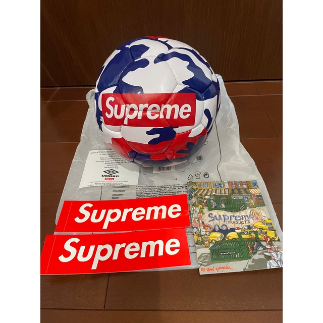 Supreme(シュプリーム)のSupreme Umbro Soccer Ball Red Camo スポーツ/アウトドアのサッカー/フットサル(ボール)の商品写真