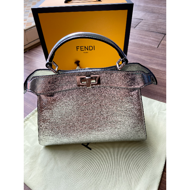 早い者勝ちです！FENDI フェンディ ミニピーカブー セレリア シルバー