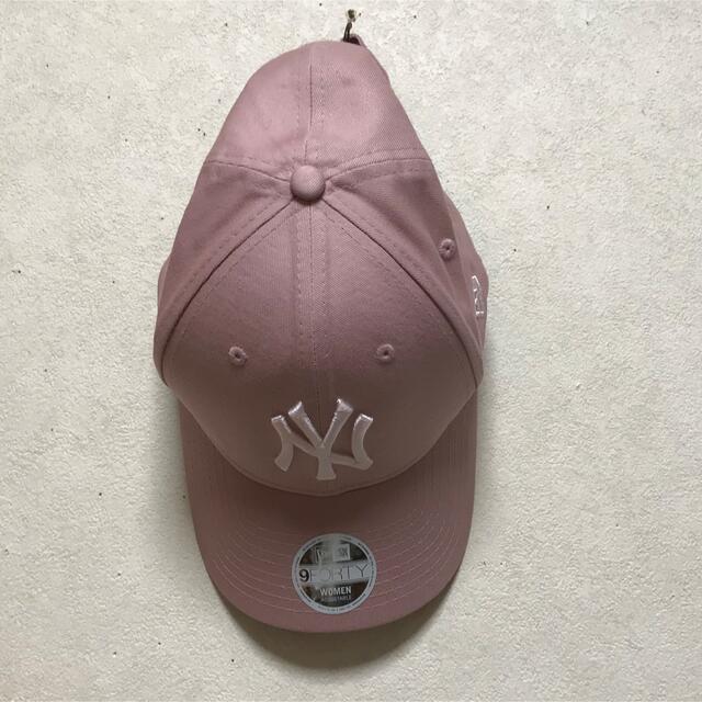 NEW ERA(ニューエラー)のNEW ERA 新作　NYロゴ　レディース　キャップ　大人気完売色　ピンクライト レディースの帽子(キャップ)の商品写真