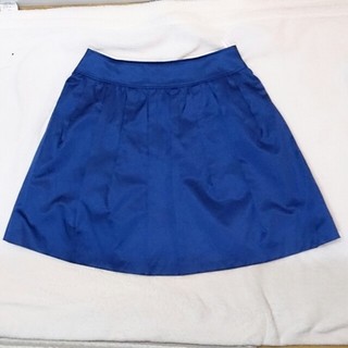 ナチュラルビューティーベーシック(NATURAL BEAUTY BASIC)のサテン青フレアスカート(ひざ丈スカート)