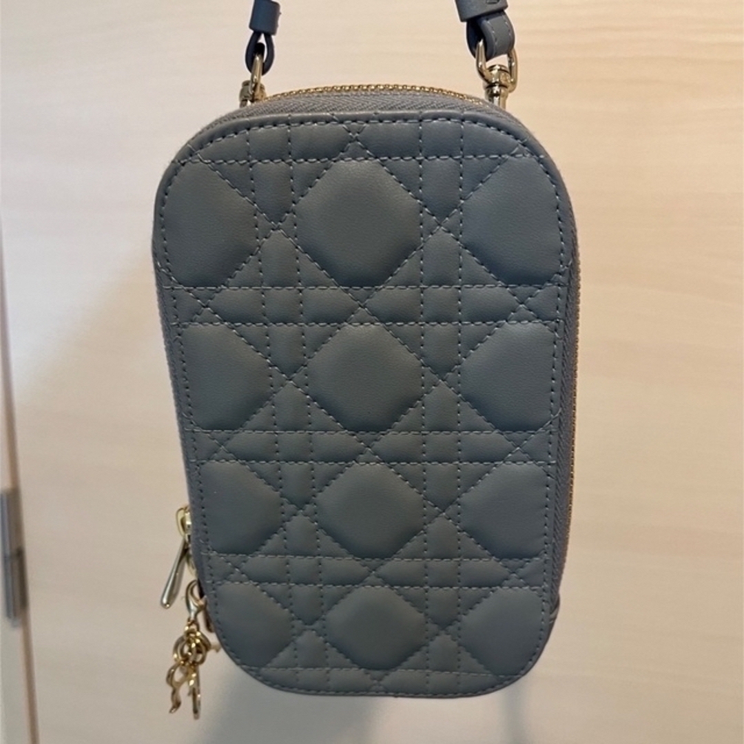 Christian Dior(クリスチャンディオール)の期間限定大幅値下 ディオール LADY DIOR フォンホルダー ラムスキン スマホ/家電/カメラのスマホアクセサリー(iPhoneケース)の商品写真