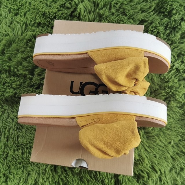 UGG(アグ)のUGGリボンサンダル 美品 US8cm(23.5cm) レディースの靴/シューズ(サンダル)の商品写真