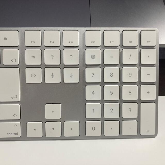 Apple(アップル)のAPPLE MAGIC KEYBOARD(テンキーツキ-JIS) スマホ/家電/カメラのPC/タブレット(PC周辺機器)の商品写真