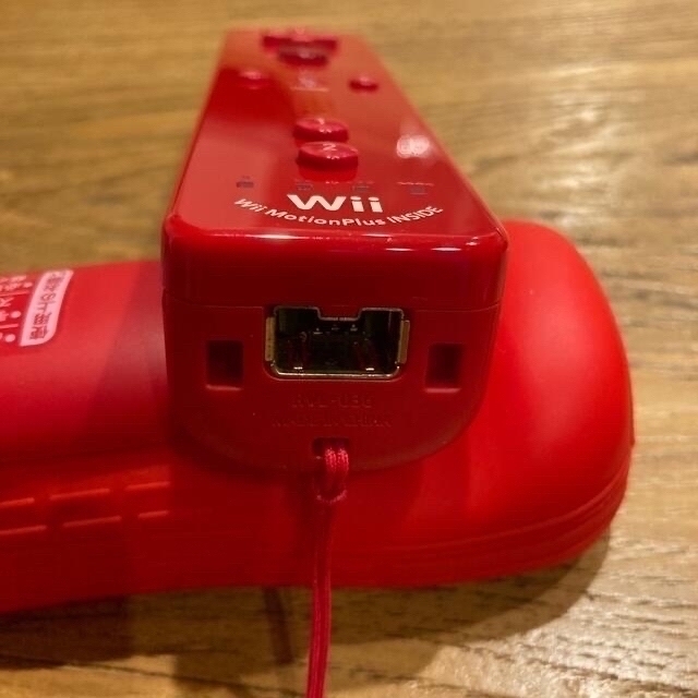 Wii(ウィー)のWii 赤ピンクコントローラ　ヌンチャクおまけ エンタメ/ホビーのゲームソフト/ゲーム機本体(その他)の商品写真