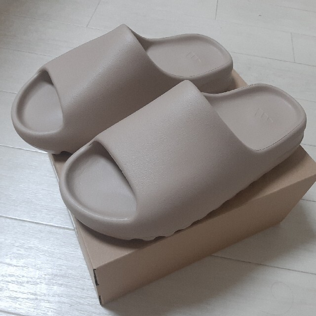 adidas(アディダス)のADIDAS YEEZY SLIDE メンズの靴/シューズ(サンダル)の商品写真