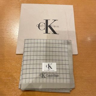 シーケーカルバンクライン(ck Calvin Klein)のCKカルバンクラインハンカチグレーベージュ(ハンカチ/ポケットチーフ)