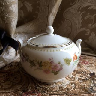 黒壺 英国製 WEDGWOOD MIRABELLE カバードシュガーポット(食器)