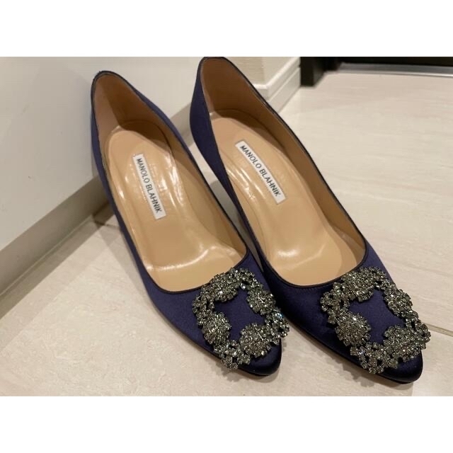 MANOLO BLAHNIK(マノロブラニク)のねねこ様　マノロブラニク　ハンギシ　ネイビー　ヒール　パンプス レディースの靴/シューズ(ハイヒール/パンプス)の商品写真