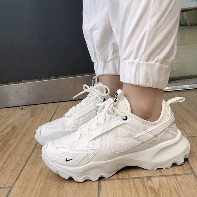 【期間限定値下げ】NIKE TC7900 スニーカー ホワイト♡
