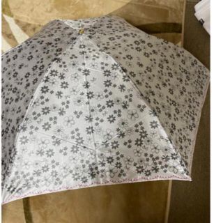 ランバンオンブルー(LANVIN en Bleu)の新品未使用ランバンオンブルーの折り畳みコンパクトミニ雨傘グレーに小花柄(傘)