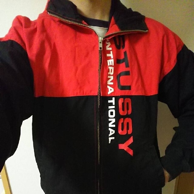 STUSSY(ステューシー)のステューシーMサイズSTUSSY INTERNATIONALブルゾン赤パーカー黒 メンズのジャケット/アウター(ブルゾン)の商品写真