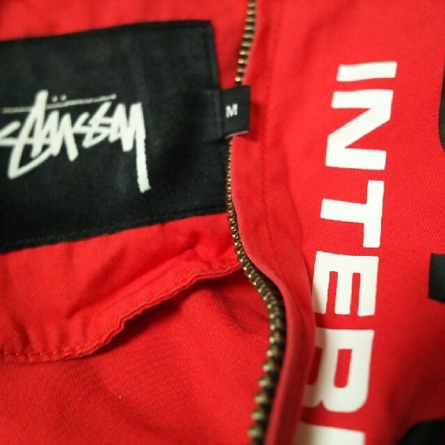 STUSSY(ステューシー)のステューシーMサイズSTUSSY INTERNATIONALブルゾン赤パーカー黒 メンズのジャケット/アウター(ブルゾン)の商品写真