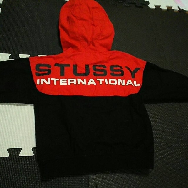 STUSSY(ステューシー)のステューシーMサイズSTUSSY INTERNATIONALブルゾン赤パーカー黒 メンズのジャケット/アウター(ブルゾン)の商品写真